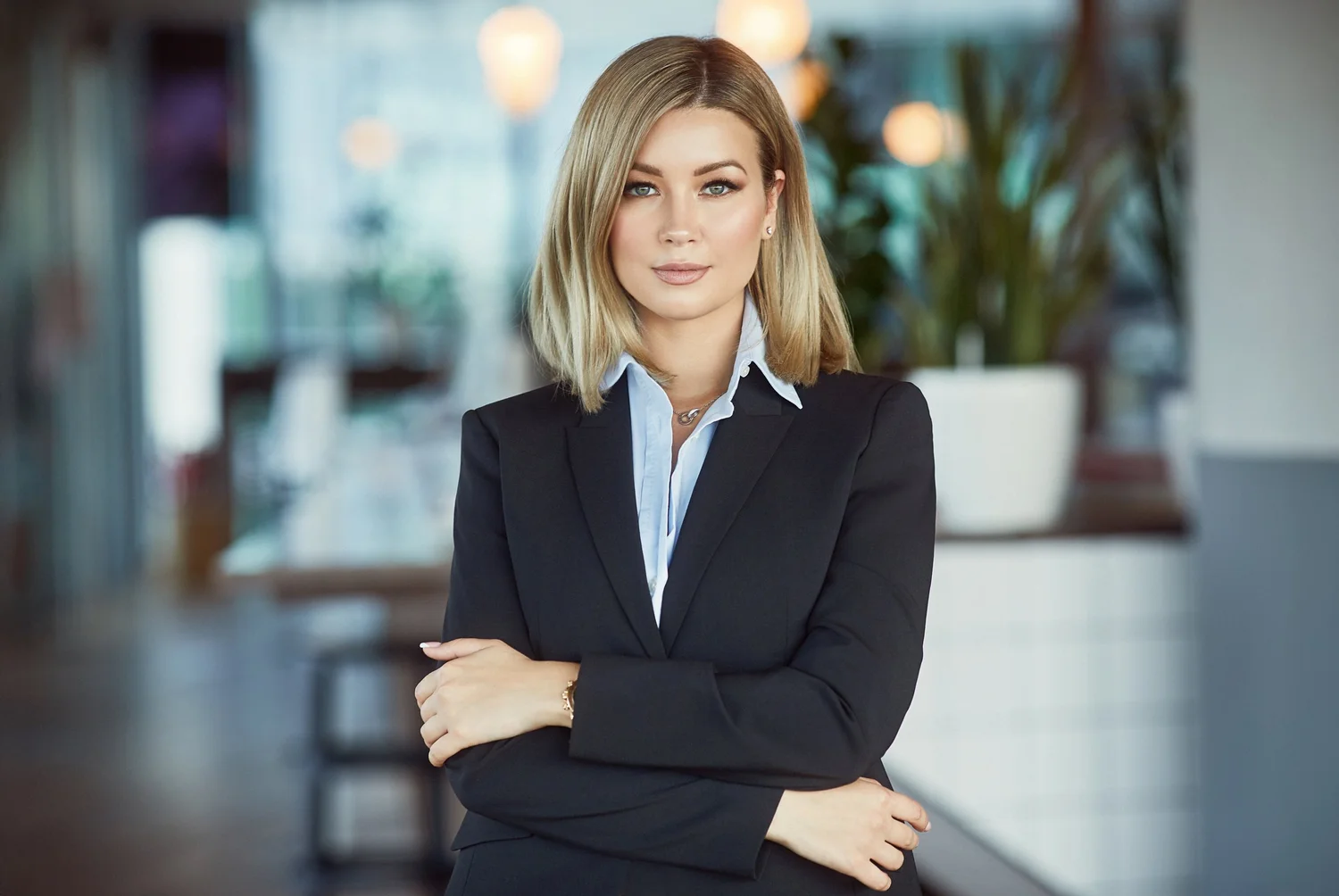 Businessporträt einer Frau im dunklen Anzug